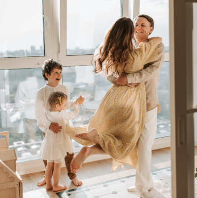 Mediacija je prostovoljen, zaupen in alternativen način reševanja konfliktov in sporov.
